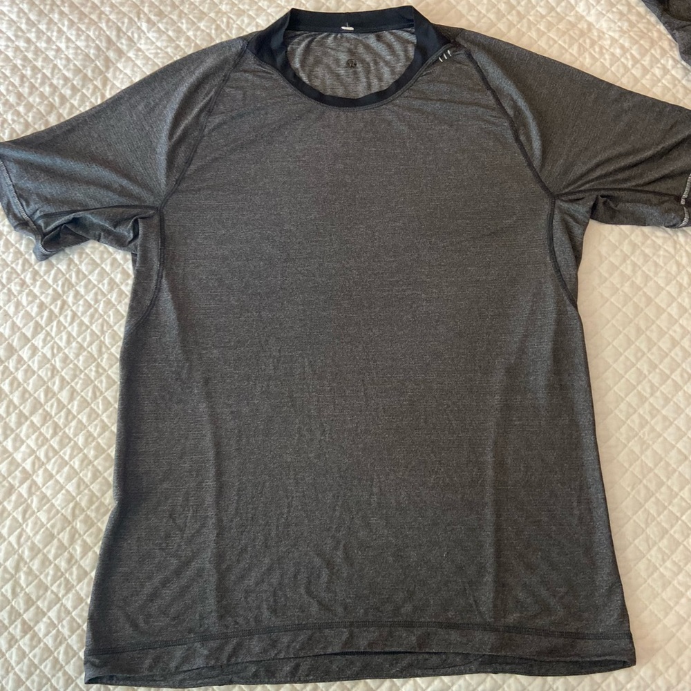 Men’s Lululemon performance tee, XL, black and grey